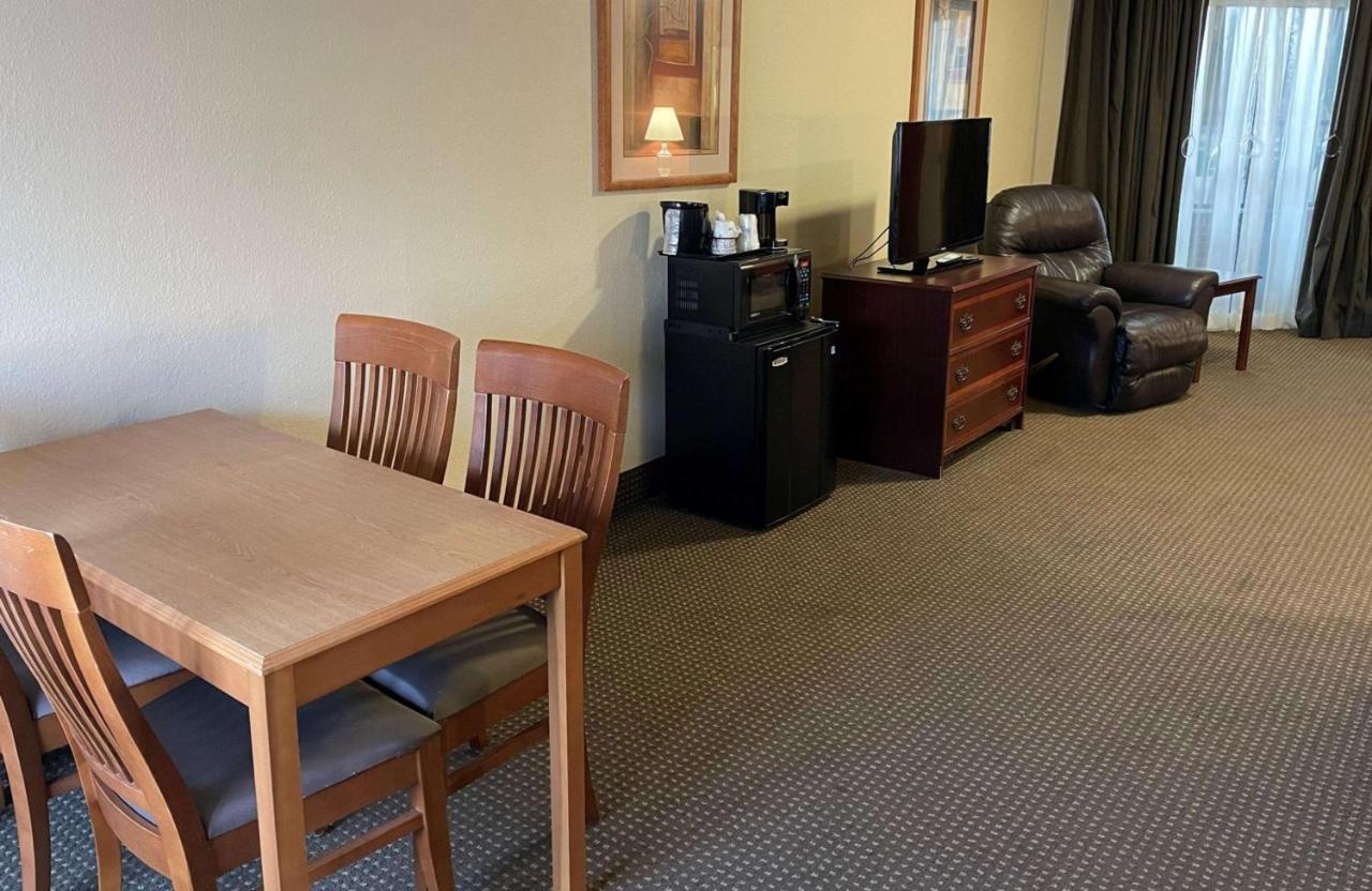 Crossroads Hotel & Event Center Fort Dodge Luaran gambar